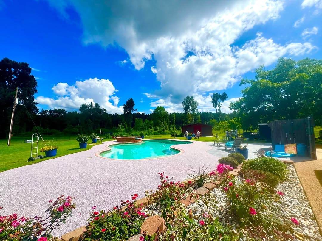 Freeform pool with tan speckled Pro-Flex deck surfacing